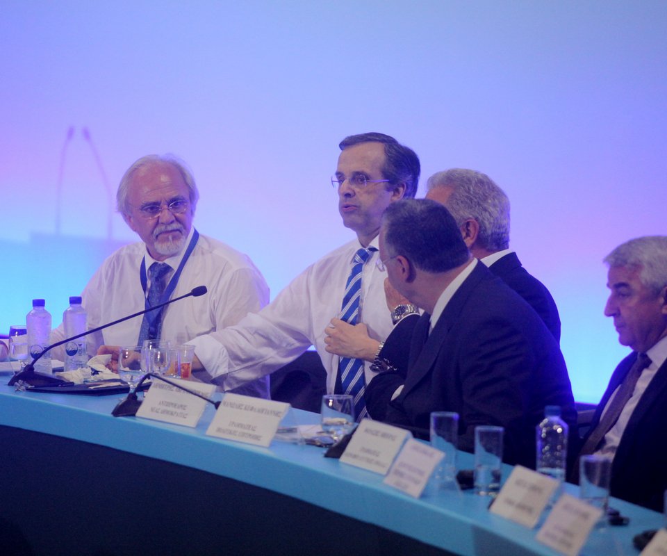 Καρέ καρέ η στιγμή της αδιαθεσίας του Σαμαρά στο συνέδριο [εικόνες] | iefimerida.gr 7