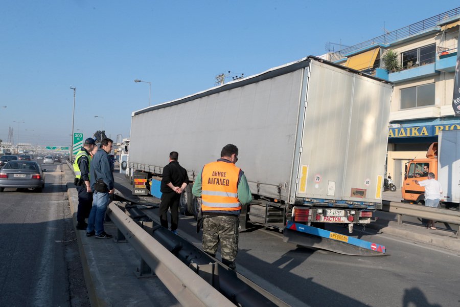 Βίντεο-ντοκουμέντο: Η στιγμή που η νταλίκα σκορπά το θάνατο στον Κηφισό | iefimerida.gr 0
