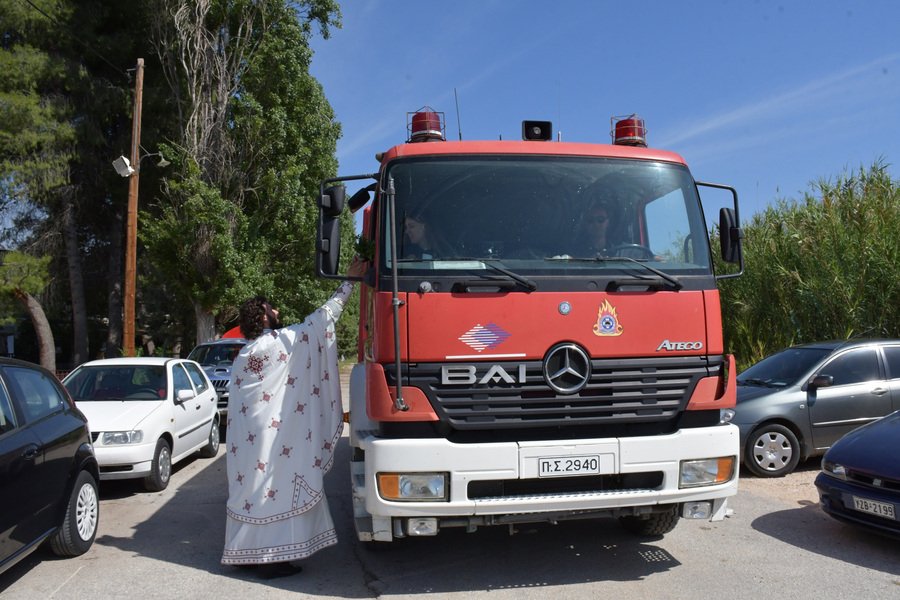 Ναύπλιο: Κάνουν αγιασμό σε ΙΧ και μηχανάκια -Γιορτάζει ο προστάτης των οδηγών Αγ. Χριστόφορος [εικόνες] | iefimerida.gr 1