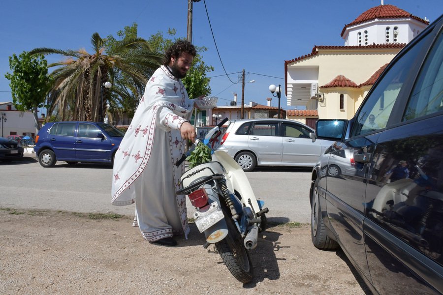 Ναύπλιο: Κάνουν αγιασμό σε ΙΧ και μηχανάκια -Γιορτάζει ο προστάτης των οδηγών Αγ. Χριστόφορος [εικόνες] | iefimerida.gr 2