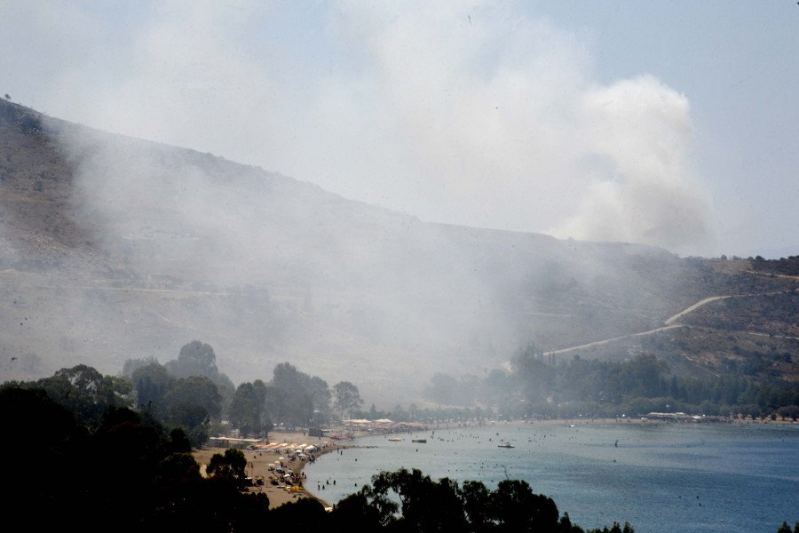 Λουόμενοι εγκαταλείπουν άρον άρον παραλία του Ναυπλίου λόγω πυρκαγιάς στη χωματερή [εικόνες] | iefimerida.gr 1
