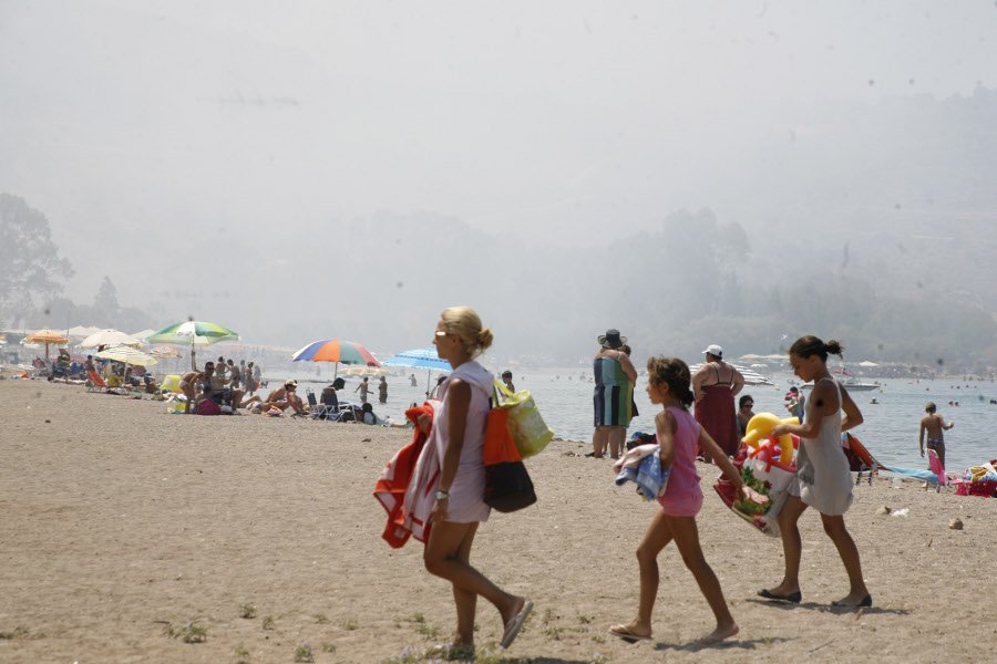 Λουόμενοι εγκαταλείπουν άρον άρον παραλία του Ναυπλίου λόγω πυρκαγιάς στη χωματερή [εικόνες] | iefimerida.gr 2