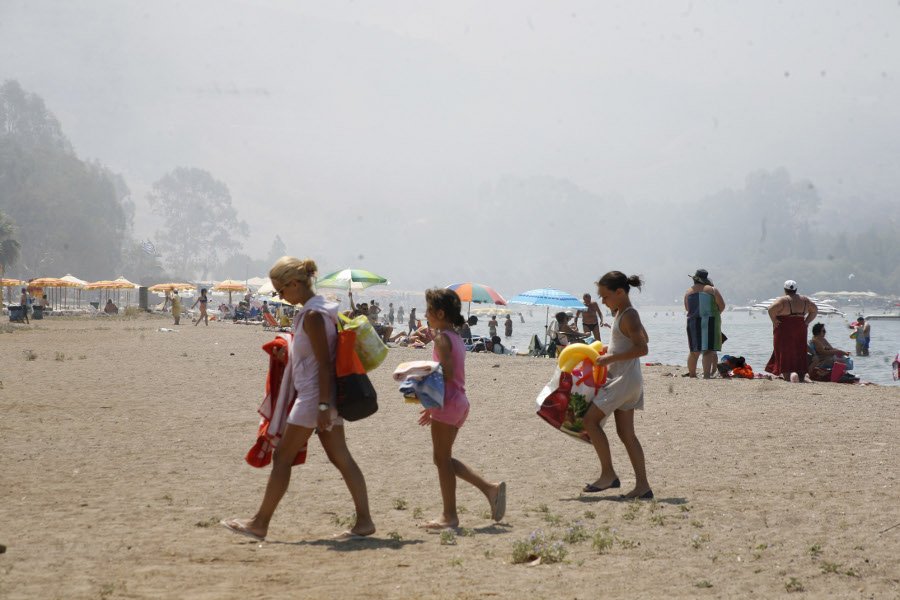 Λουόμενοι εγκαταλείπουν άρον άρον παραλία του Ναυπλίου λόγω πυρκαγιάς στη χωματερή [εικόνες] | iefimerida.gr 3