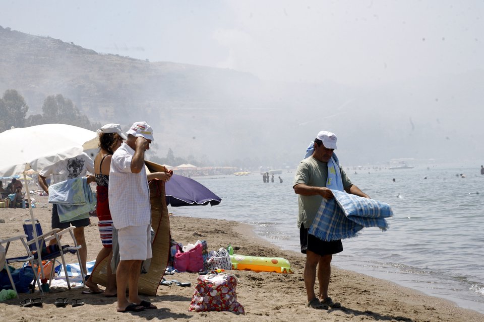 Λουόμενοι εγκαταλείπουν άρον άρον παραλία του Ναυπλίου λόγω πυρκαγιάς στη χωματερή [εικόνες] | iefimerida.gr 4