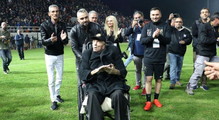 Λύγισαν οι πάντες: Συγκίνηση στο φιλικό προς τιμήν του σπουδαίου Ευγένιου Γκέραρντ [εικόνες] | iefimerida.gr 5