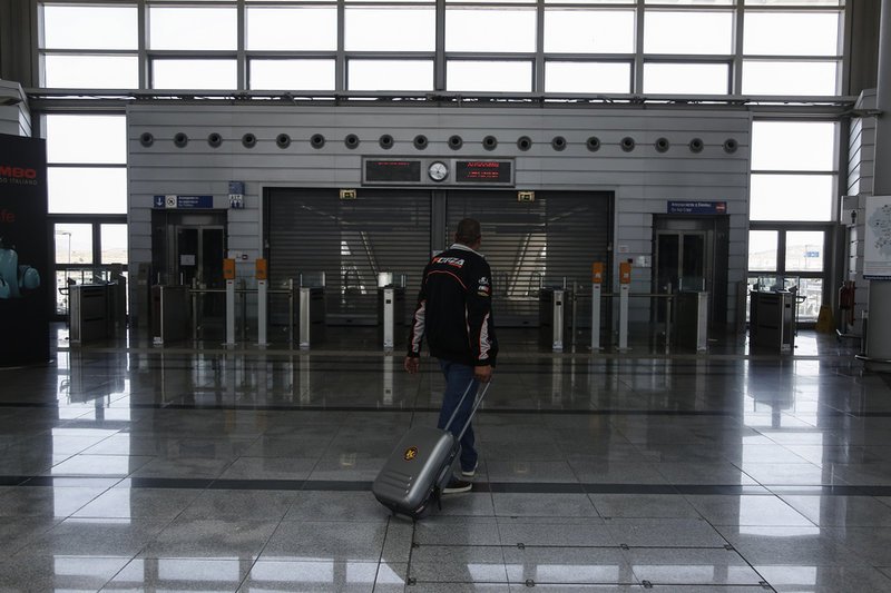 Τουρίστες ξαπλωμένοι στο γκαζόν έξω από το «Ελ. Βενιζέλος» -Λόγω της στάσης εργασίας των ελεγκτών [εικόνες] | iefimerida.gr 5