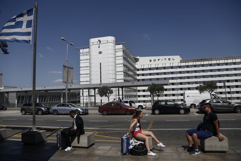 Τουρίστες ξαπλωμένοι στο γκαζόν έξω από το «Ελ. Βενιζέλος» -Λόγω της στάσης εργασίας των ελεγκτών [εικόνες] | iefimerida.gr 7