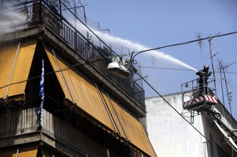 Eνας τραυματίας από τη φωτιά στις Τρεις Γέφυρες [εικόνες] | iefimerida.gr 1