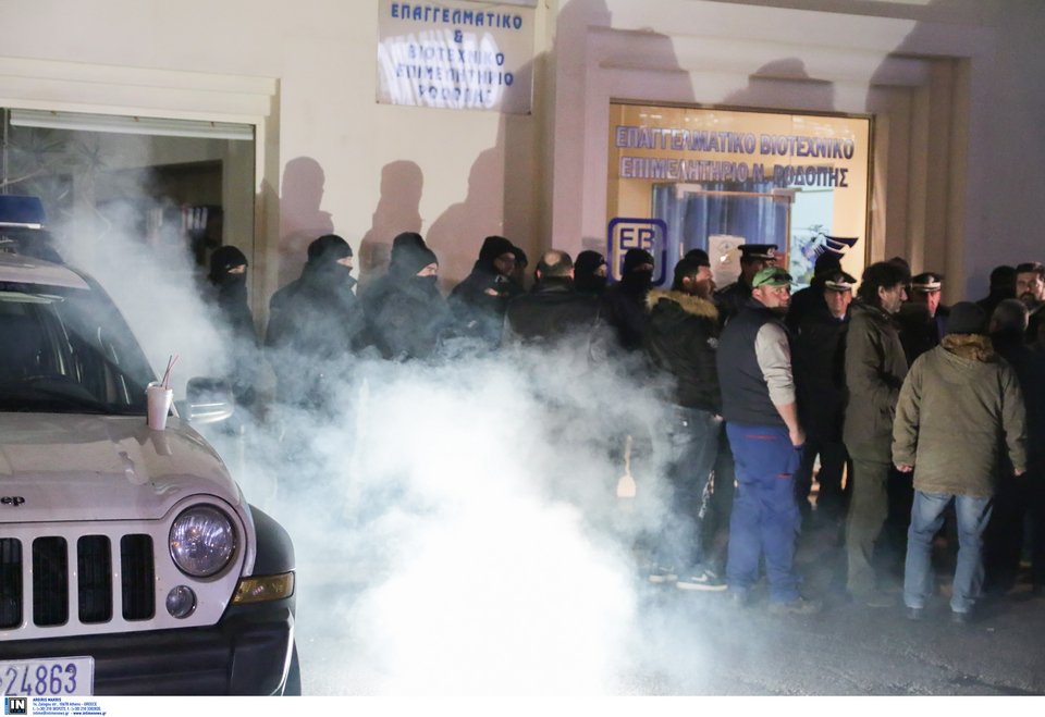 Ενταση σε ομιλία του Πετρόπουλου στη Ροδόπη -Αγριεμένοι αγρότες μπούκαραν σε εκδήλωση [βίντεο] | iefimerida.gr 4