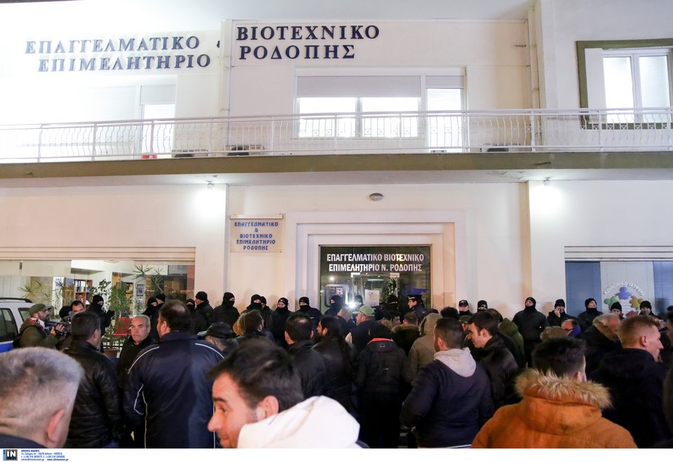 Ενταση σε ομιλία του Πετρόπουλου στη Ροδόπη -Αγριεμένοι αγρότες μπούκαραν σε εκδήλωση [βίντεο] | iefimerida.gr 3