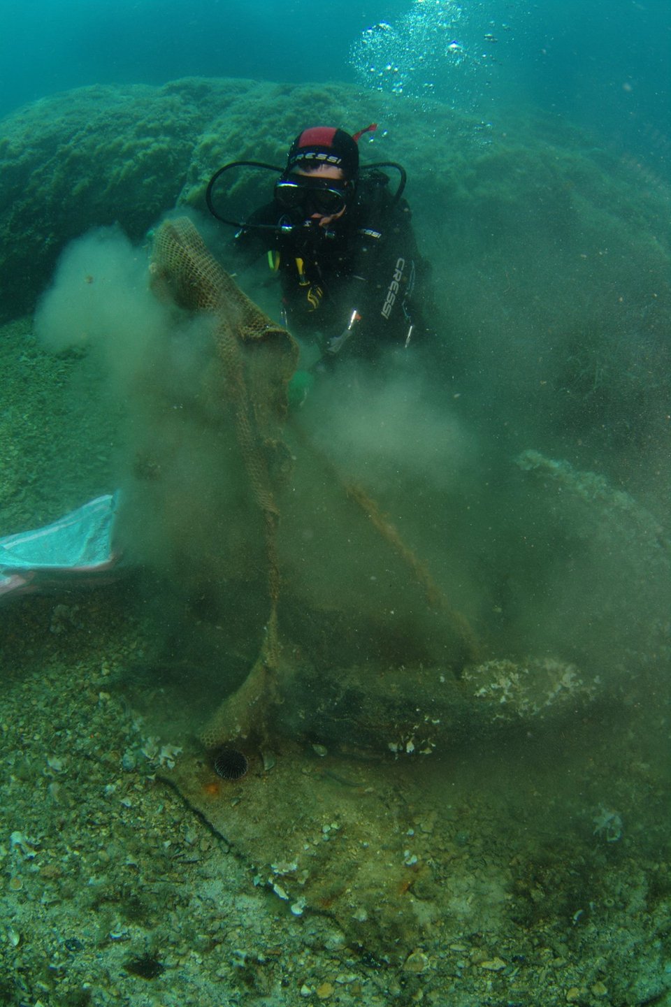 Απίστευτο τι βρίσκουν πεταμένα στον βυθό των ελληνικών θαλασσών -Από σιδερώστρα μέχρι αυτοκίνητο [εικόνες] | iefimerida.gr 4