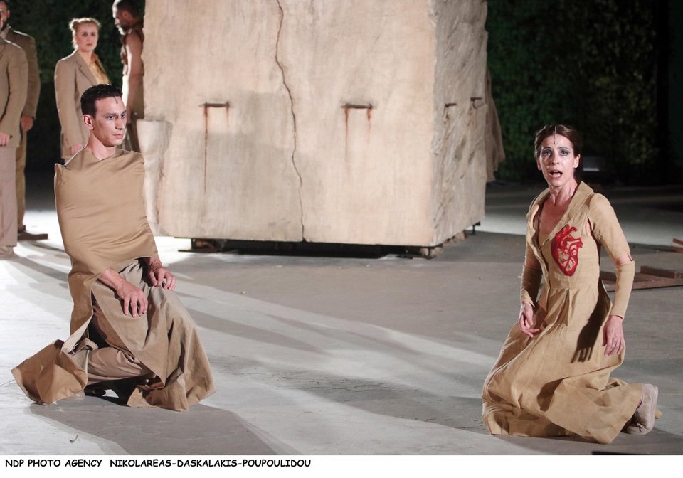 Σε αυτή την «Αντιγόνη» ο Χειλάκης παίζει και τον Κρέοντα και την Ευρυδίκη [εικόνες]  | iefimerida.gr 2