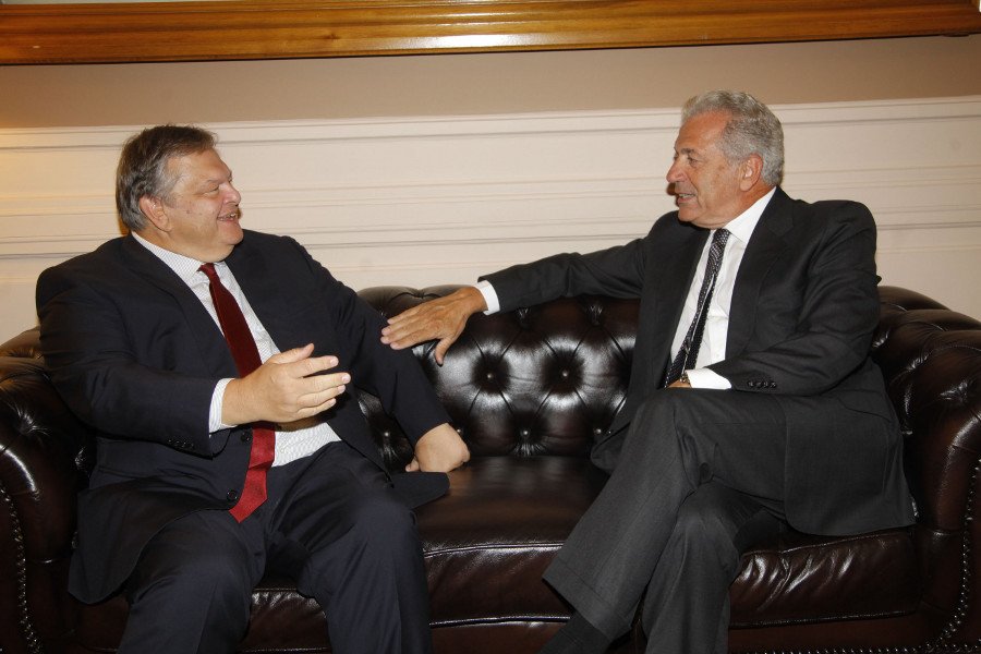 Φιλιούνται-αγκαλιάζονται: Παρελθόν τα σύννεφα στη σχέση Βενιζέλου-Αβραμόπουλου [εικόνες] | iefimerida.gr 4