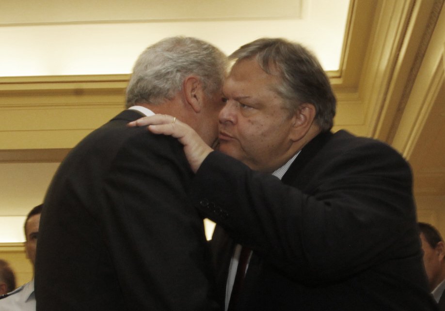 Φιλιούνται-αγκαλιάζονται: Παρελθόν τα σύννεφα στη σχέση Βενιζέλου-Αβραμόπουλου [εικόνες] | iefimerida.gr 3