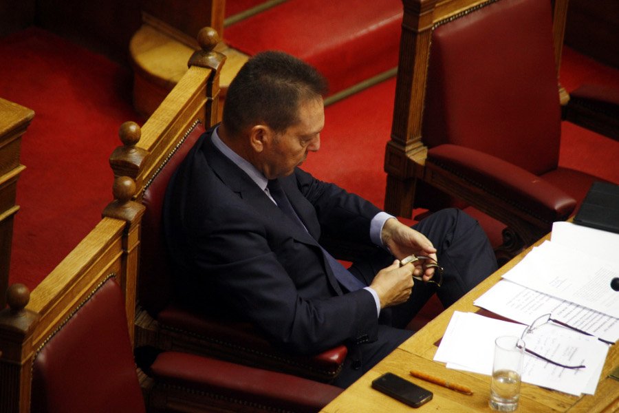 Καρέ καρέ η αφόρητη πλήξη του Γιάννη Στουρνάρα στη Βουλή -To ρολόι κομπολόι [εικόνες] | iefimerida.gr 0