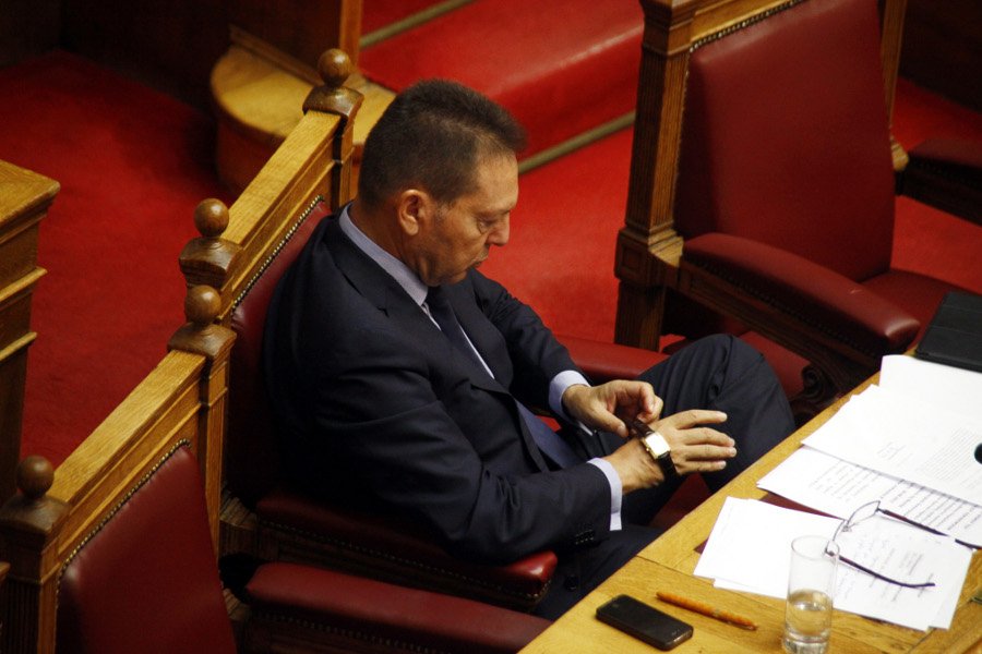 Καρέ καρέ η αφόρητη πλήξη του Γιάννη Στουρνάρα στη Βουλή -To ρολόι κομπολόι [εικόνες] | iefimerida.gr 1