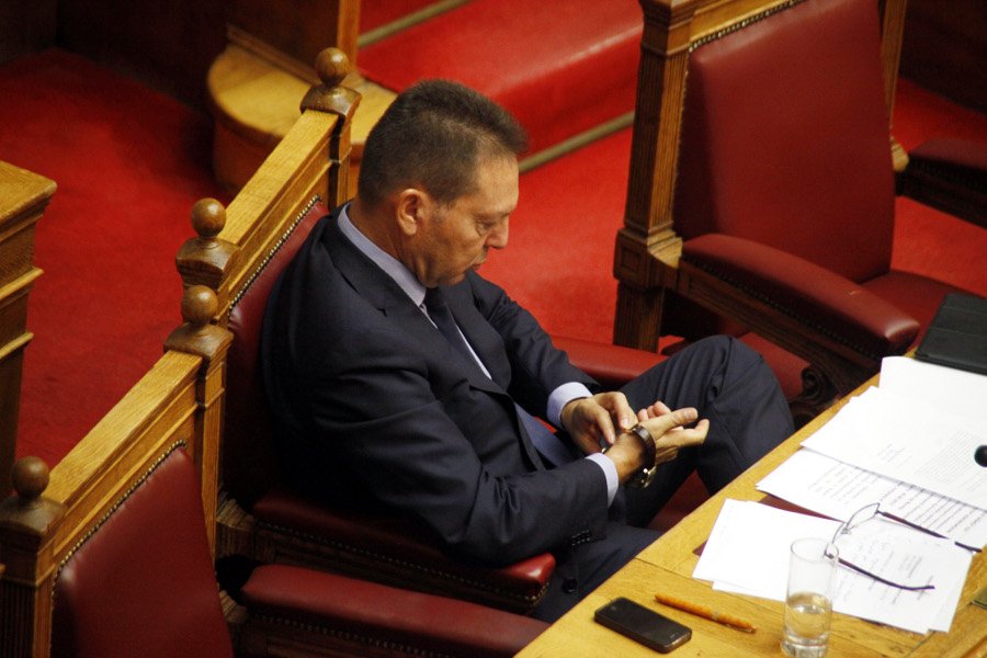 Καρέ καρέ η αφόρητη πλήξη του Γιάννη Στουρνάρα στη Βουλή -To ρολόι κομπολόι [εικόνες] | iefimerida.gr 3