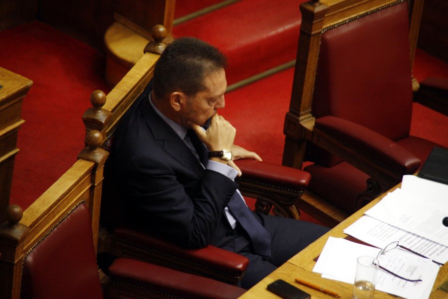 Καρέ καρέ η αφόρητη πλήξη του Γιάννη Στουρνάρα στη Βουλή -To ρολόι κομπολόι [εικόνες] | iefimerida.gr 4