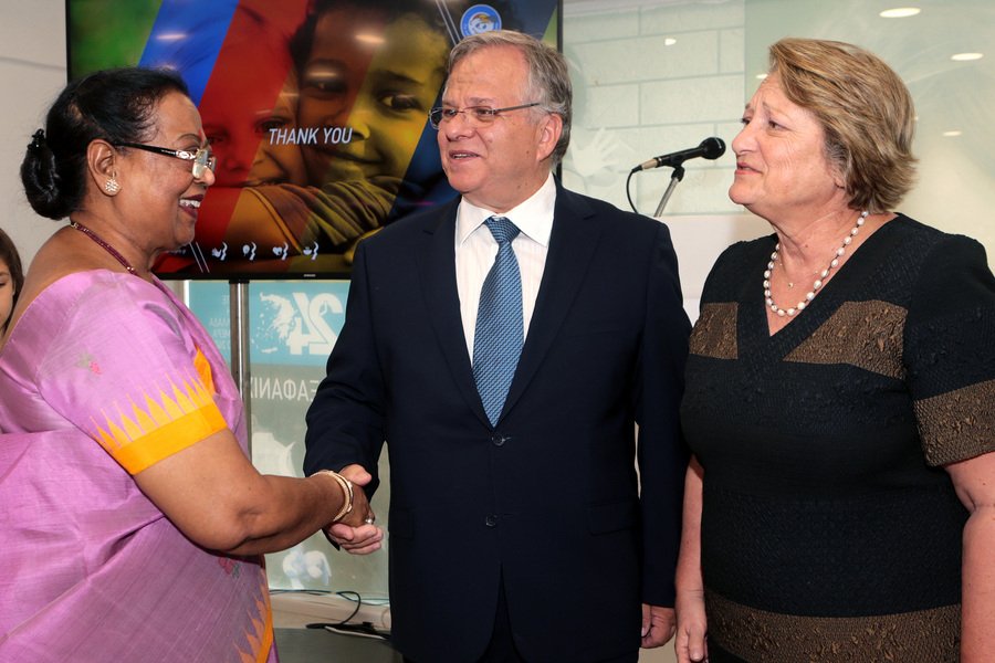 Στο Χαμόγελο του Παιδιού η σύζυγος του Ινδού Προέδρου -Προσέφερε χρηματική επιταγή [εικόνες] | iefimerida.gr 3