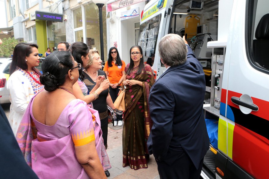 Στο Χαμόγελο του Παιδιού η σύζυγος του Ινδού Προέδρου -Προσέφερε χρηματική επιταγή [εικόνες] | iefimerida.gr 1