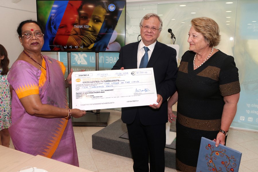 Στο Χαμόγελο του Παιδιού η σύζυγος του Ινδού Προέδρου -Προσέφερε χρηματική επιταγή [εικόνες] | iefimerida.gr 2
