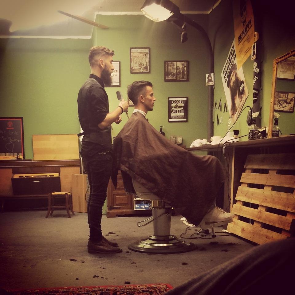 Αυτός είναι ο Ελληνας ροκ μπαρμπέρης που έχει τρελάνει τους Γερμανούς [εικόνες] | iefimerida.gr 6