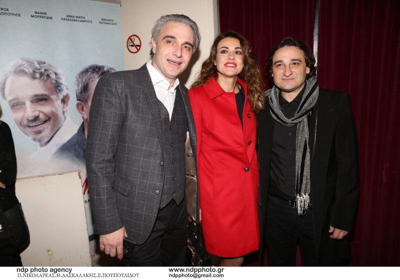 Η ωραία σύζυγος του Βασίλη Χαραλαμπόπουλου στο πλευρό του στην πρεμιέρα του [εικόνες] | iefimerida.gr 0