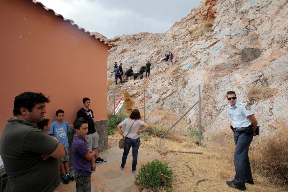 Νεαρός μαθητής πήγε να πιάσει τη σχολική τσάντα και έπεσε σε σπηλιά 10 μ. στο Αττικό Αλσος -Επιχείρηση απεγκλωβισμού [εικόνες]  | iefimerida.gr 0