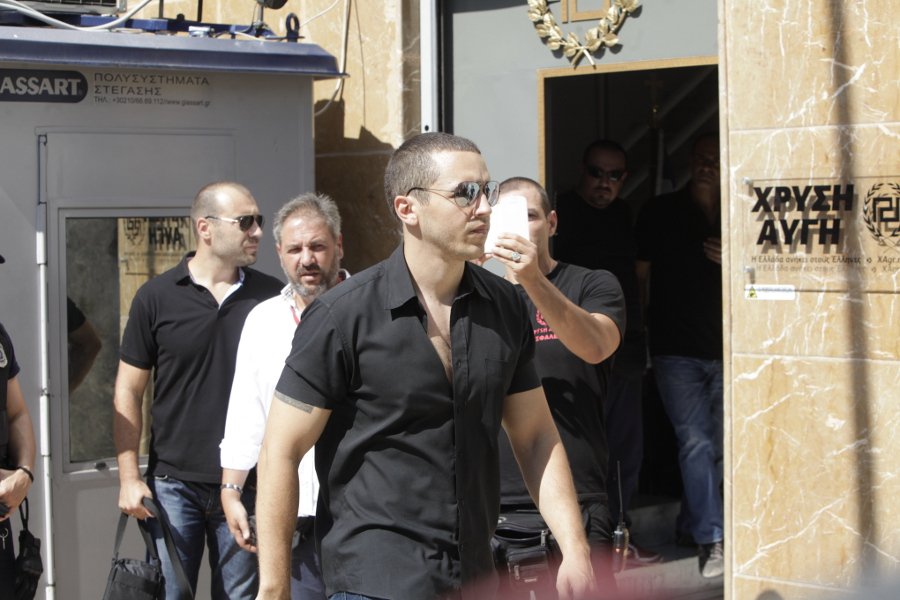 Μαύρα κοντομάνικα πουκάμισα και aviators: Η στολή εργασίας των βουλευτών της Χρυσής Αυγής σήμερα [εικόνες] | iefimerida.gr 0