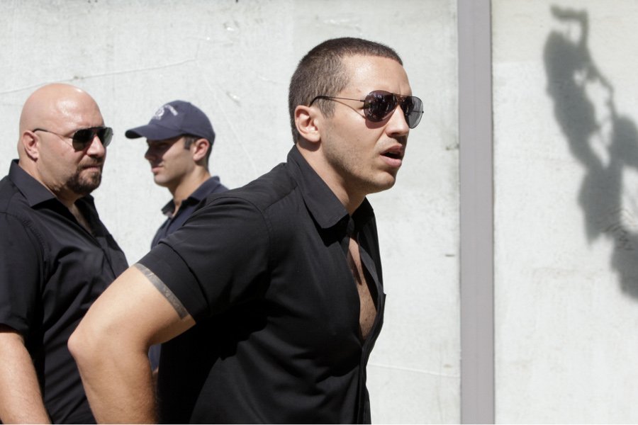 Μαύρα κοντομάνικα πουκάμισα και aviators: Η στολή εργασίας των βουλευτών της Χρυσής Αυγής σήμερα [εικόνες] | iefimerida.gr 3