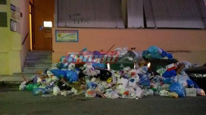 Πάτρα: Τα σκουπίδια κάνουν... πάρτι μπροστά από την είσοδο φροντιστηρίου [εικόνα] | iefimerida.gr 0