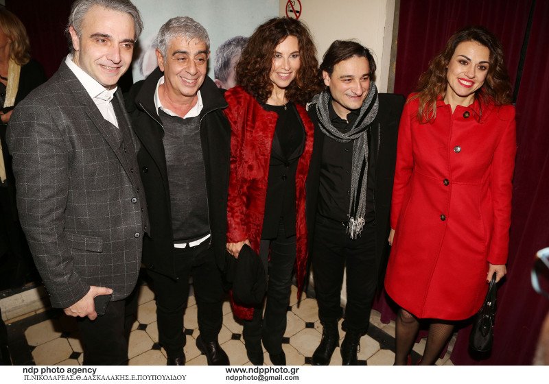 Η ωραία σύζυγος του Βασίλη Χαραλαμπόπουλου στο πλευρό του στην πρεμιέρα του [εικόνες] | iefimerida.gr 2