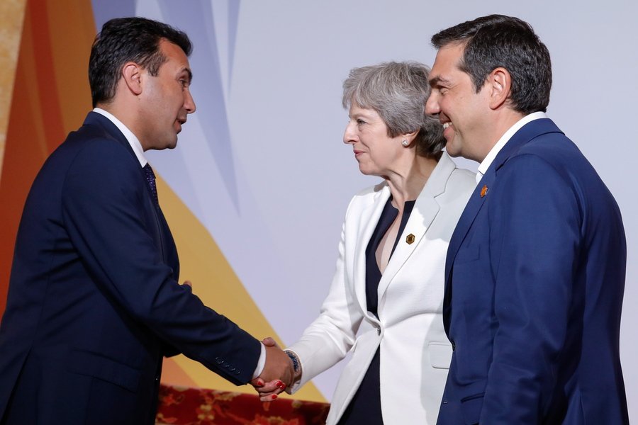 Ο Ζόραν Ζάεφ χαιρετά την Βρετανή πρωθυπουργό Τερέζα Μέι υπό το βλέμμα του Αλ. Τσίπρα -Φωτογραφία: EPA/LUKE MACGREGOR / POOL