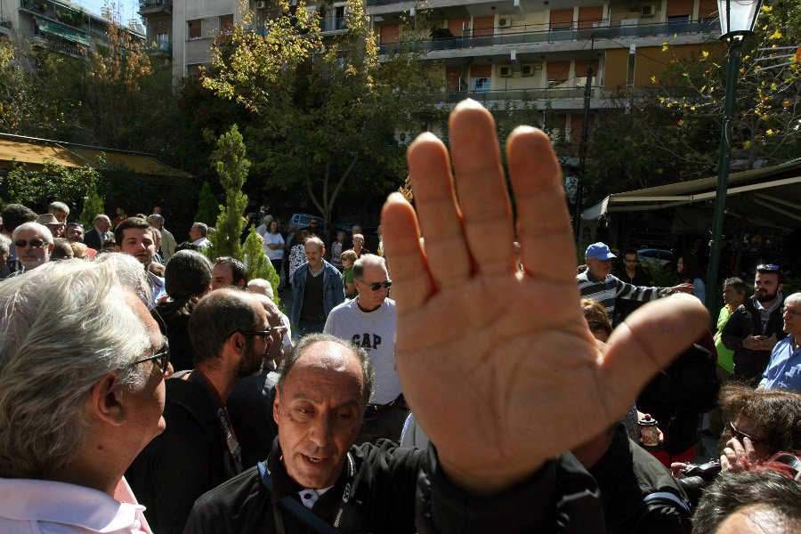 Παιδική παράσταση παρουσία ΜΑΤ στον Αγιο Παντελεήμονα – Εκατοντάδες ευτυχισμένα παιδιά και όσοι φώναξαν «Αίσχος»  | iefimerida.gr 1