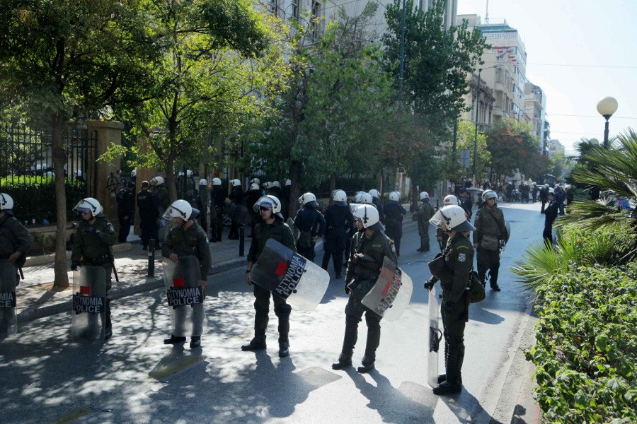 Εισβολή ΜΑΤ στην ΑΣΟΕΕ παρουσία του χαμογελαστού υφυπουργού Μηταράκη- Εκανε πηγαδάκι με αστυνομικούς [εικόνα] | iefimerida.gr 3