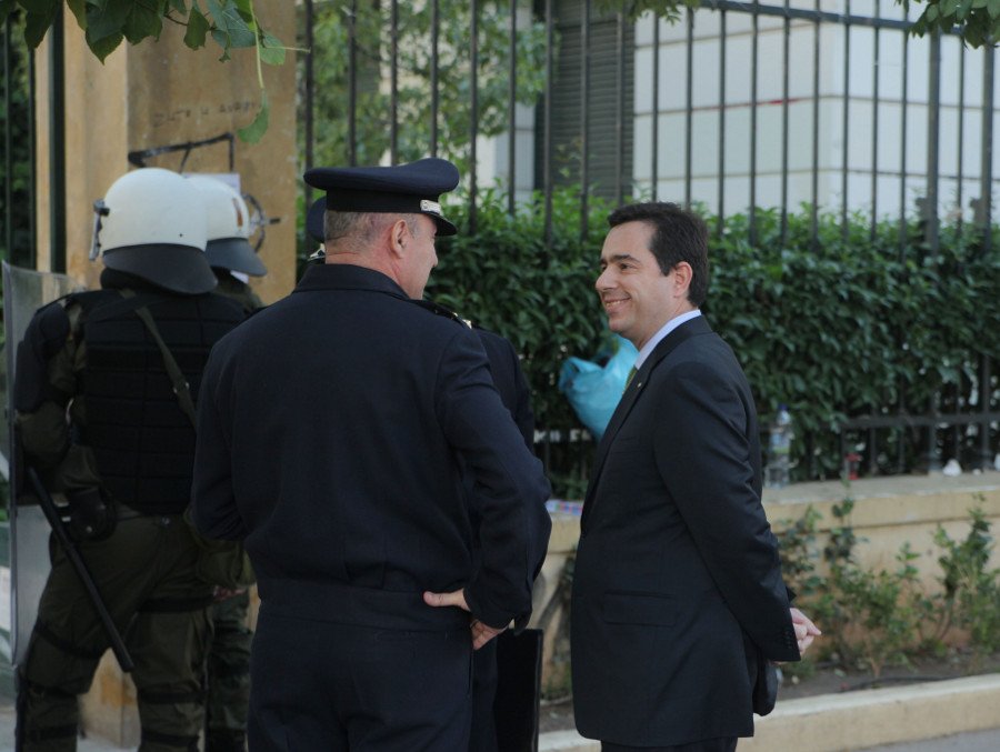 Εισβολή ΜΑΤ στην ΑΣΟΕΕ παρουσία του χαμογελαστού υφυπουργού Μηταράκη- Εκανε πηγαδάκι με αστυνομικούς [εικόνα] | iefimerida.gr 0