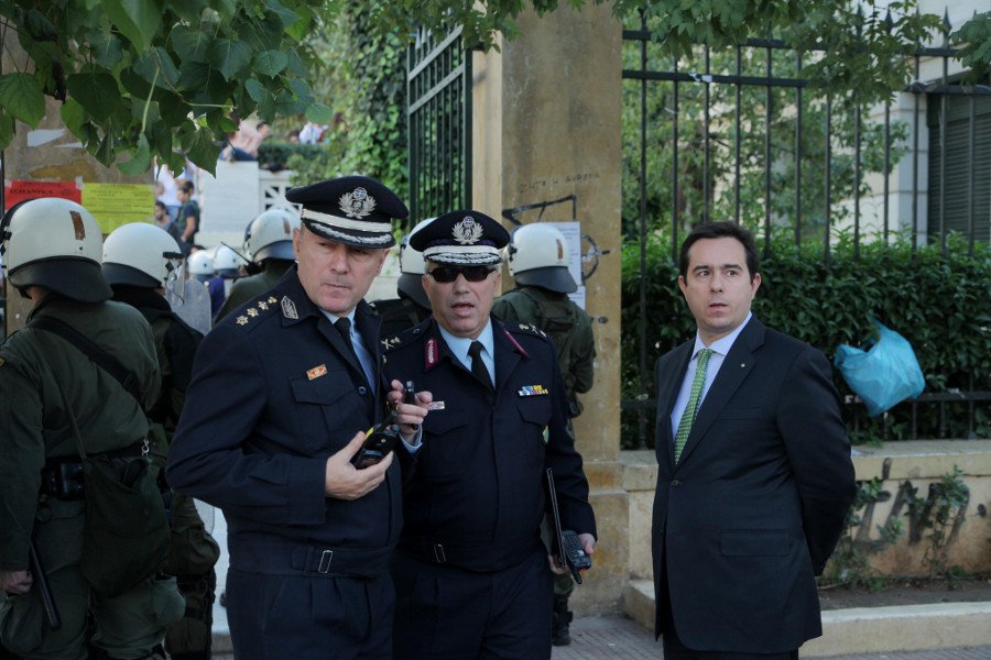 Εισβολή ΜΑΤ στην ΑΣΟΕΕ παρουσία του χαμογελαστού υφυπουργού Μηταράκη- Εκανε πηγαδάκι με αστυνομικούς [εικόνα] | iefimerida.gr 1