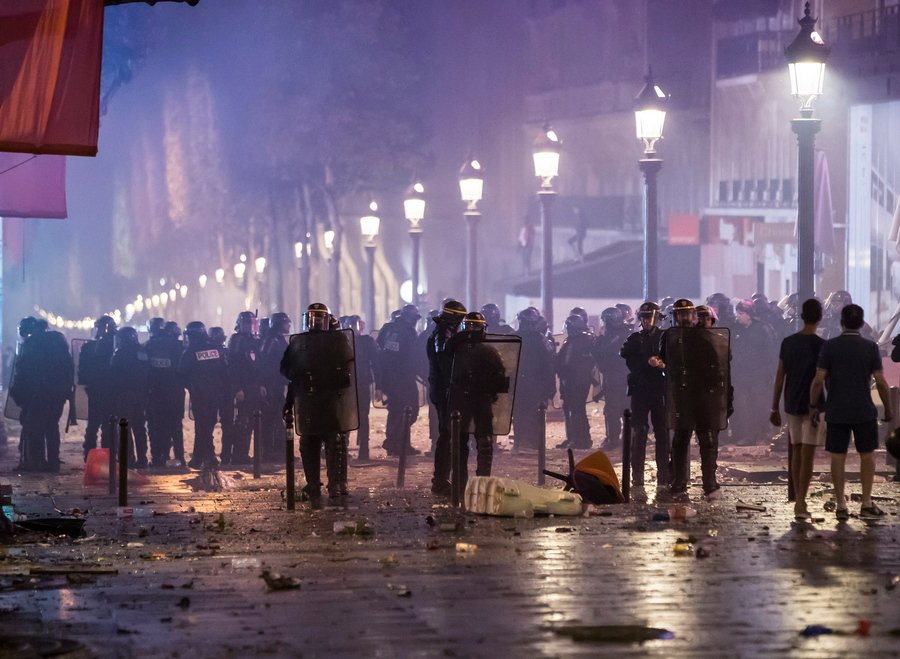 Χάος άφησαν πίσω τους οι Γάλλοι στους δρόμους των μεγάλων πόλεων