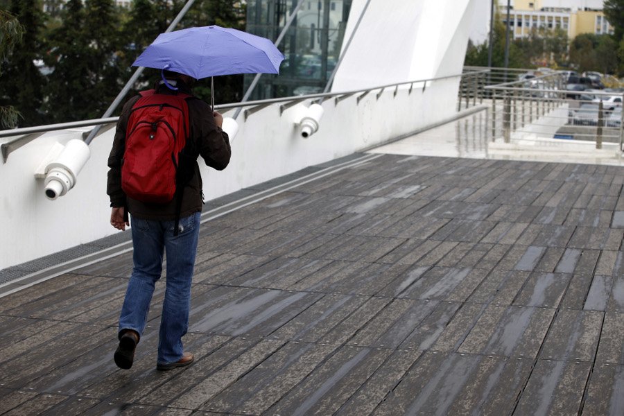 Kι όμως, η Αθήνα μοιάζει ποιητικά όμορφη όταν βρέχει [εικόνες] | iefimerida.gr 0