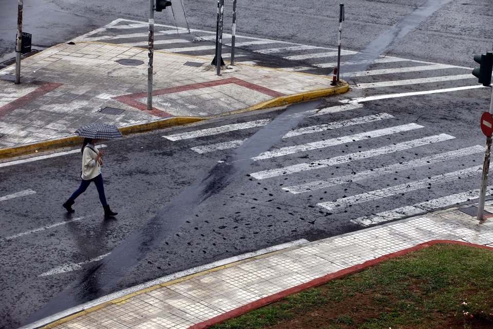 Kι όμως, η Αθήνα μοιάζει ποιητικά όμορφη όταν βρέχει [εικόνες] | iefimerida.gr 1