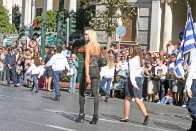 Εκρηκτική ξανθιά δασκάλα «τσολιάς» έκλεψε τις εντυπώσεις στην παρέλαση στην Αθήνα [εικόνες+βίντεο]  | iefimerida.gr 3