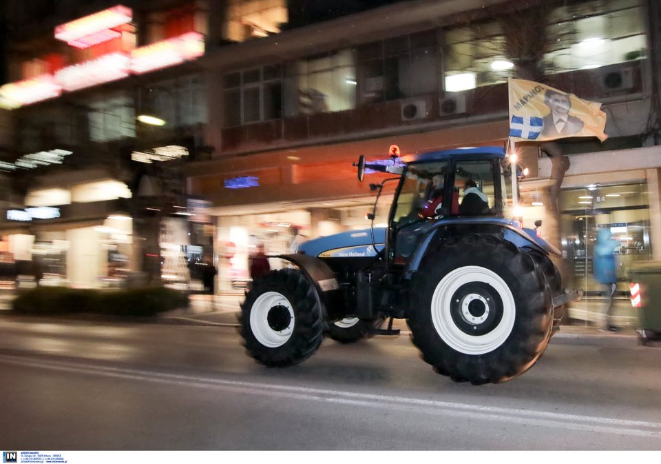 Αγρότες πλημμύρισαν με τρακτέρ το κέντρο της Λάρισας [εικόνες&βίντεο] | iefimerida.gr 6