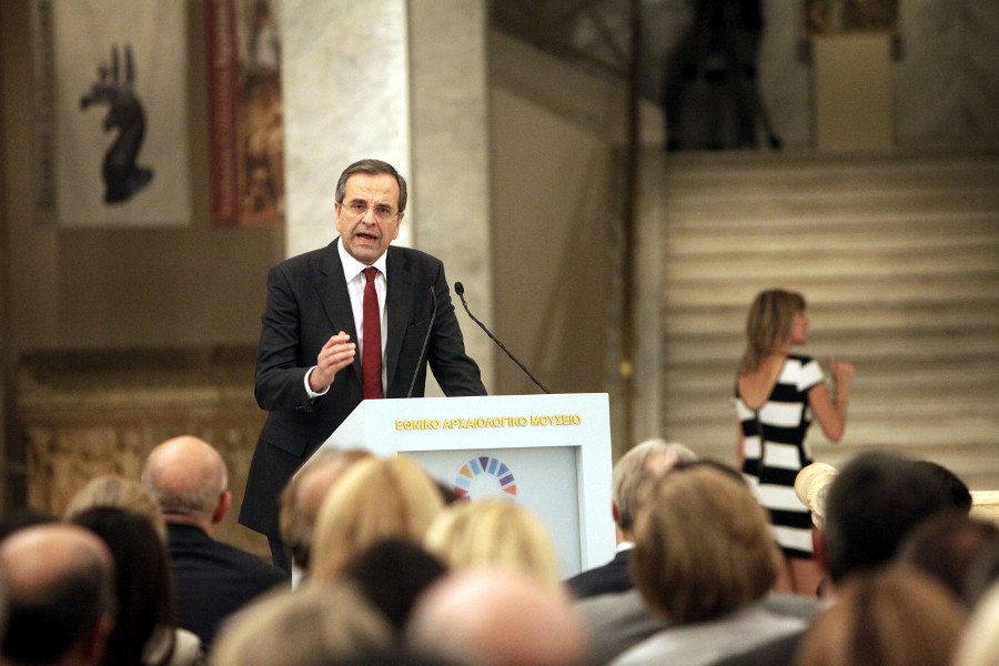 Αινιγματική ξανθιά με καυτό μίνι, βολτάρει πίσω από τον Σαμαρά την ώρα της ομιλίας του [εικόνα] | iefimerida.gr 0