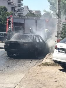 Πήρε φωτιά εν κινήσει αυτοκίνητο στη Νέα Σμύρνη [εικόνες] | iefimerida.gr 3