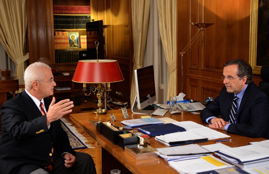 Πολύμπριζο, ξύλινη σβούρα, παλιάς κοπής αριθμομηχανή, δύο σελοτέιπ, ένα iMac: Ψαχουλεύοντας το γραφείο του Αντώνη Σαμαρά [εικόνες] | iefimerida.gr 0