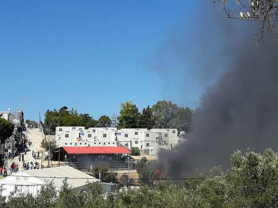 Εξέγερση στο κέντρο μεταναστών στη Μόρια -Φωτιές, πετροπόλεμος και χημικά [εικόνες] | iefimerida.gr 4