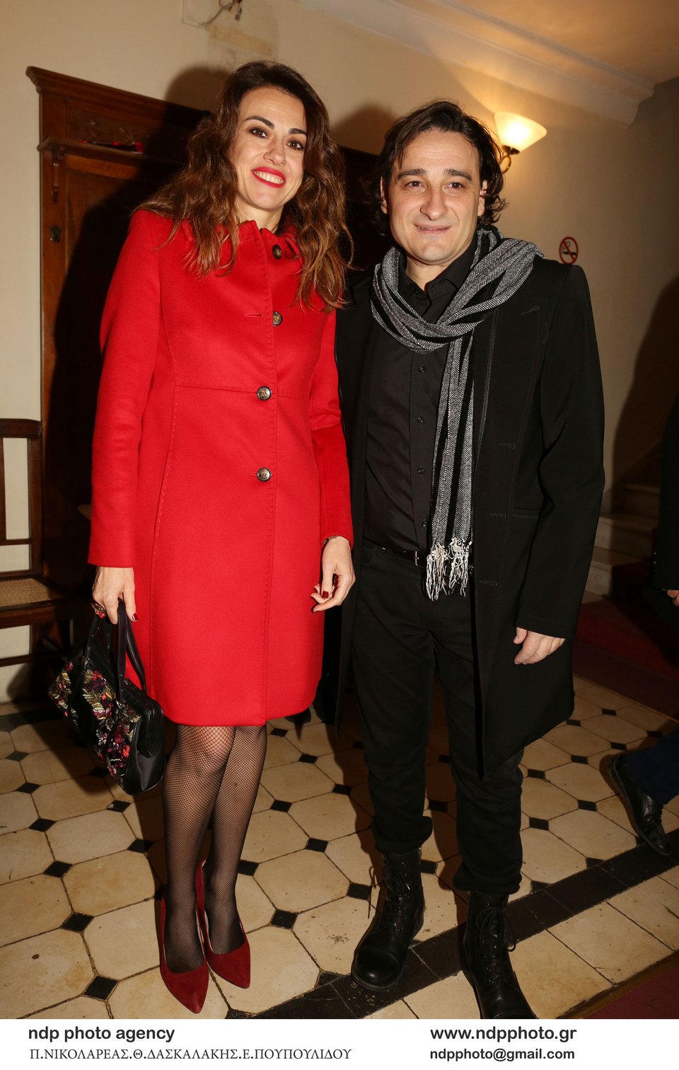 Η ωραία σύζυγος του Βασίλη Χαραλαμπόπουλου στο πλευρό του στην πρεμιέρα του [εικόνες] | iefimerida.gr 3