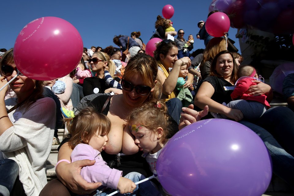 Ομαδικός δημόσιος θηλασμός στο Ζάππειο [εικόνες] | iefimerida.gr 0