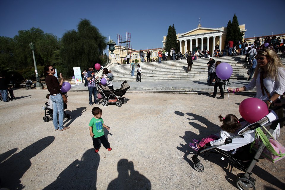 Ομαδικός δημόσιος θηλασμός στο Ζάππειο [εικόνες] | iefimerida.gr 1