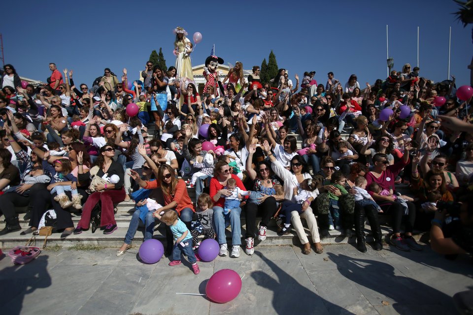 Ομαδικός δημόσιος θηλασμός στο Ζάππειο [εικόνες] | iefimerida.gr 2